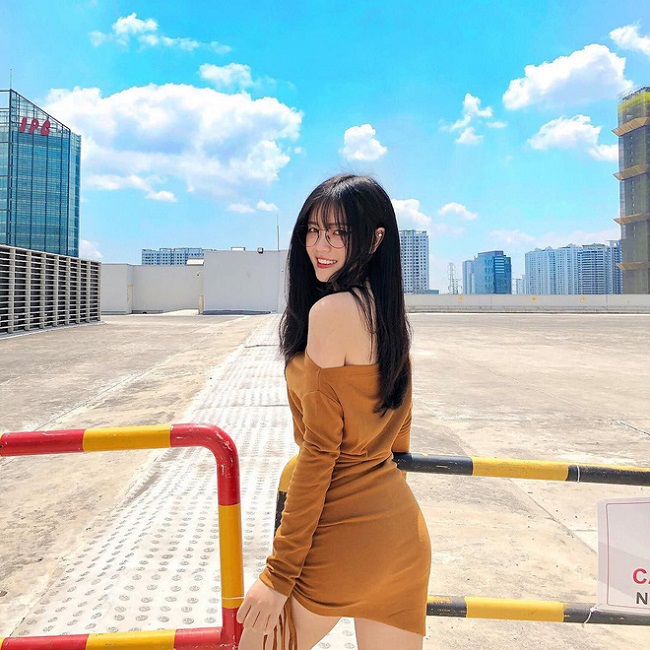 Có ngoại hình đẹp, gu thời trang sành điệu, Bảo Hân bén duyên với công việc mẫu ảnh từ lúc học lớp 10. &#34;Với mình, cơ duyên đến với nghề mẫu rất tình cờ. Mình thấy hợp và gắn bó đến bây giờ&#34;, cô nói.