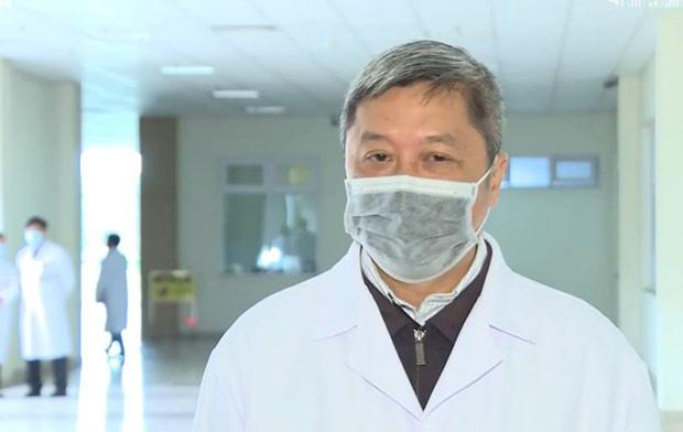 Thứ trưởng Bộ Y tế Nguyễn Trường Sơn trong lần đến Bệnh viện Bệnh Nhiệt đới TP HCM hỏi thăm sức khỏe bệnh nhân Việt kiều đang điều trị tại đây.