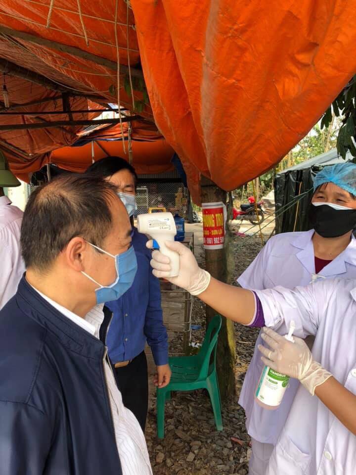 Người dân được&nbsp;đo thân nhiệt thường xuyên