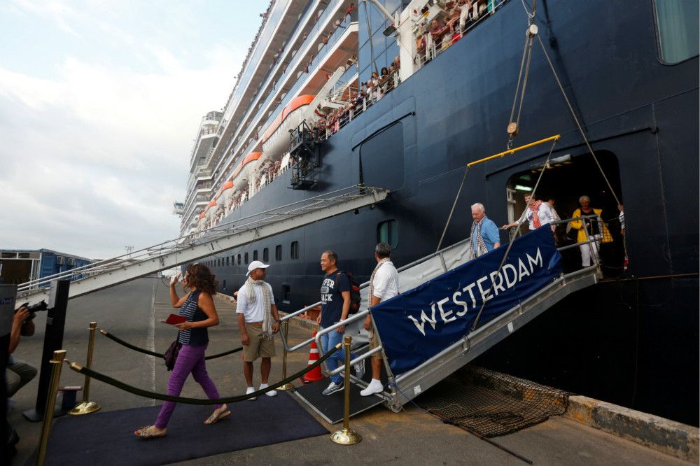 Những hành khách đầu tiên rời du thuyền MS Westerdam hôm 14-2 sau khi nó được Campuchia cho phép cập cảng Ảnh: REUTERS