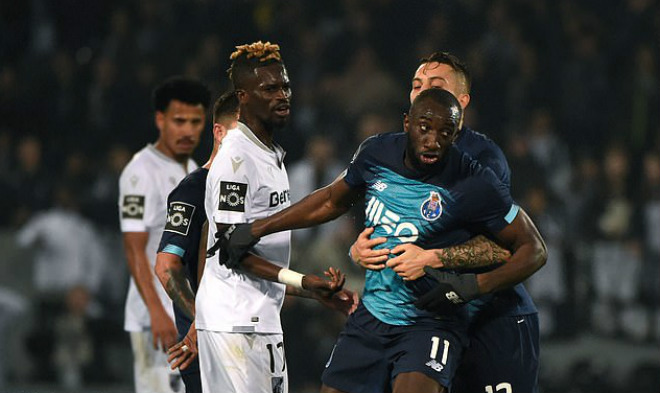 Marega quyết rời sân bất chấp sự ngăn cản của đồng đội