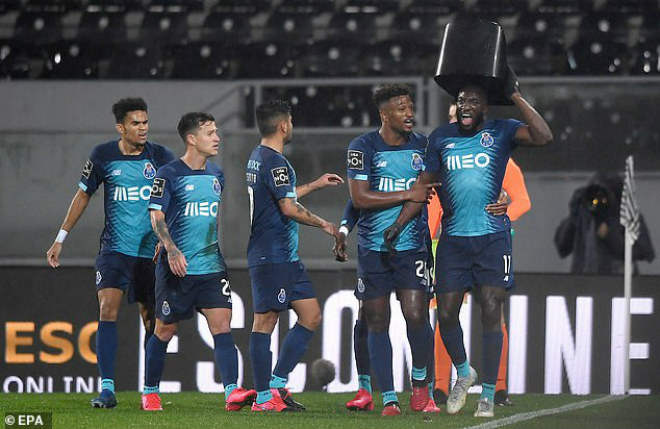 Sửng sốt: SAO Porto nổi khùng bỏ trận đấu vì bị đối xử tệ bạc - 5