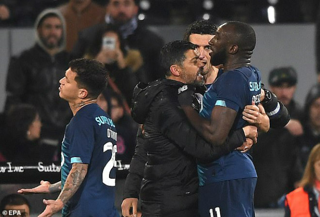 Sửng sốt: SAO Porto nổi khùng bỏ trận đấu vì bị đối xử tệ bạc - 3