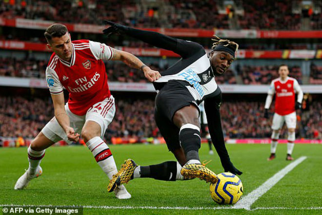 Arsenal gặp khó khăn trong hiệp 1 dù đón tiếp Newcastle United trên sân nhà Emirates