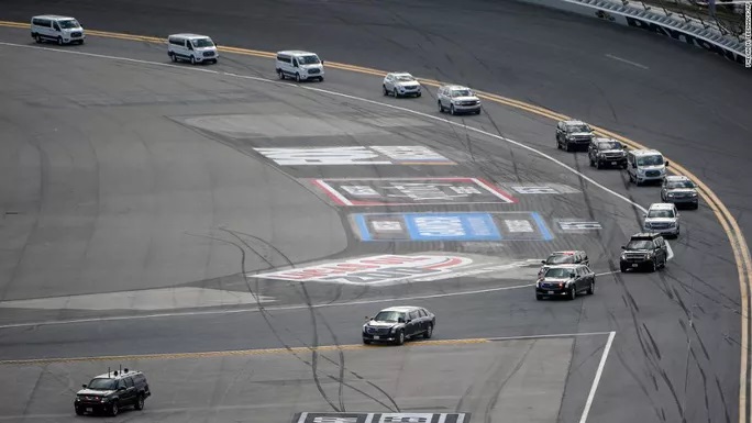 Các xe chạy trên đường đua Daytona 500. Ảnh: CNN