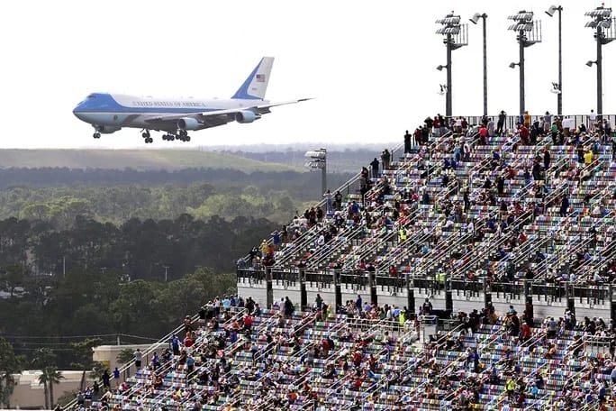 Air Force One chở ông Trump tới đường đua. Ảnh: AP