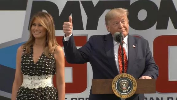 Tổng thống Trump và Đệ nhất Phu nhân Melania phát biểu tại đường đua. Ảnh: The New York Times