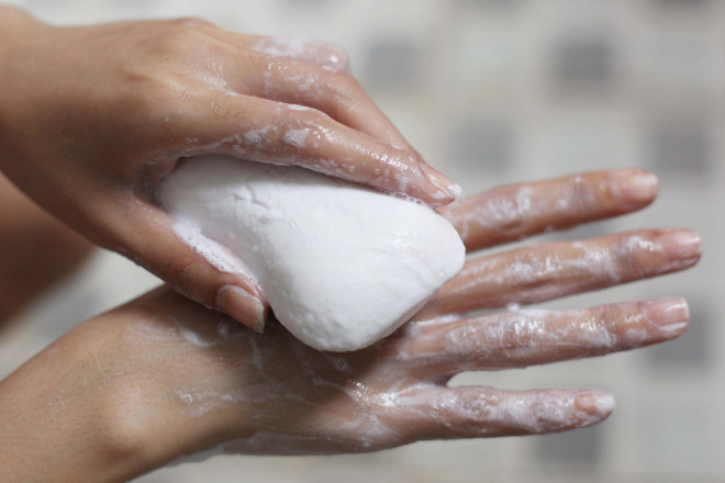 Thường xuyên rửa tay với xà phòng và nước sạch, thời gian cho mỗi lần rửa tay tối thiểu khoảng 20 - 30 giây, là một trong những biện pháp giúp giảm nguy cơ mắc, lây lan dịch Covid-19 nói riêng và các dịch bệnh khác nói chung.Ảnh: HOÀNG TRIỀU