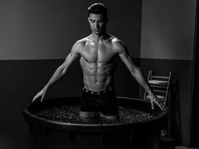 Ronaldo "luyện công đặc biệt" giữa giá rét, tái xuất phá dớp Cúp C1