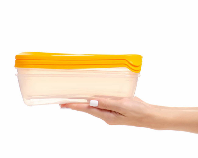 Đồ chứa bằng nhựa:  Một số đồ đựng thực phẩm bằng nhựa có chứa chất độc bisphenol A (BPA). Hóa chất này có thể thấm vào đồ ăn ở nhiệt độ cao.
