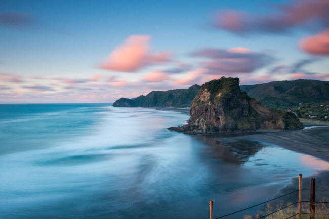 Bãi biển Piha, New Zealand: Nằm trên bờ biển phía tây của vùng Auckland, bãi biển nổi tiếng này có cát màu đen hiếm gặp. Màu sắc của cát là sự kết hợp của dung nham núi lửa và ôxít sắt.
