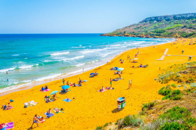 Vịnh Ramla, Malta: Nằm sát thung lũng phì nhiêu trên đảo Gozo, nên bãi biển Ramla có màu vàng đỏ rực rỡ. Nơi đây cũng là một trong những bãi biển đẹp nhất trên thế giới.
