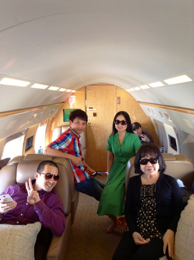 Lần gần đây nhất Hà Phương đáp chuyến bay về Việt Nam trên chuyên cơ riêng vào năm 2017. Được biết, máy bay mang số hiệu 909 AD, trong đó AD là viết tắt của Angelina và Diana - tên hai con gái của nữ ca sĩ.