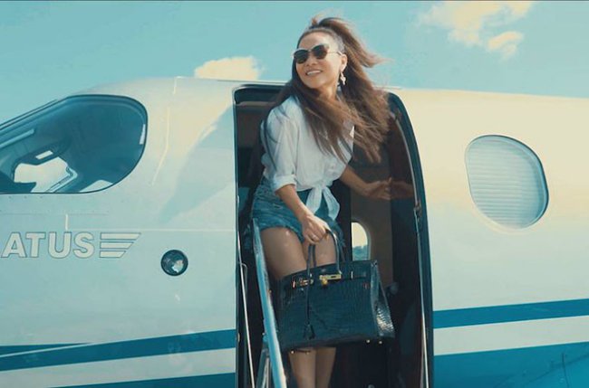 Thu Minh cũng từng mang chiếc phi cơ trăm tỷ xuất hiện trong một MV ca nhạc của mình vào năm 2018.