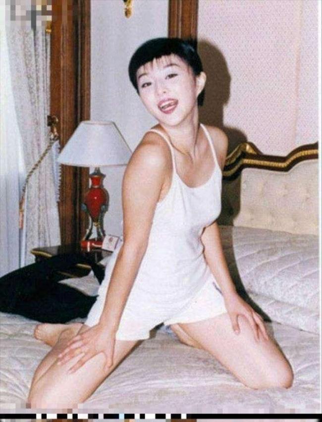 Hồi mới vào nghề, Phạm Băng Băng có tóc ngắn trẻ trung nhưng bức ảnh trên giường với cách tạo dáng khó hiểu&nbsp;này thật sự khiến cô nàng&nbsp;&#34;không muốn nhớ tới&#34;.&nbsp;
