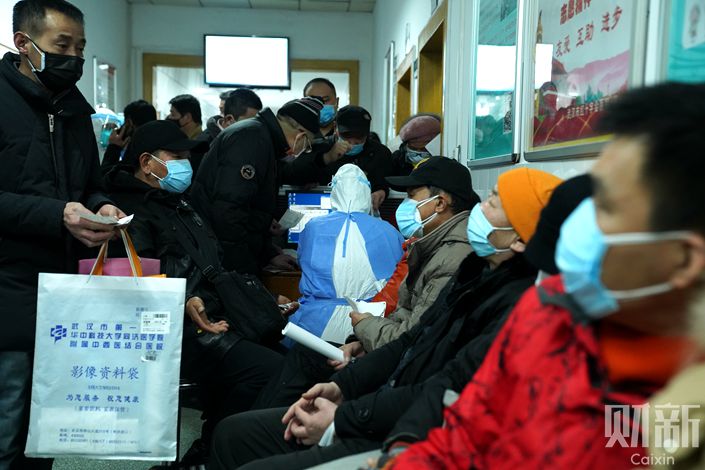 Các bệnh viện ở Vũ Hán luôn trong tình trạng quá tải những người nghi ngờ nhiễm virus Corona.