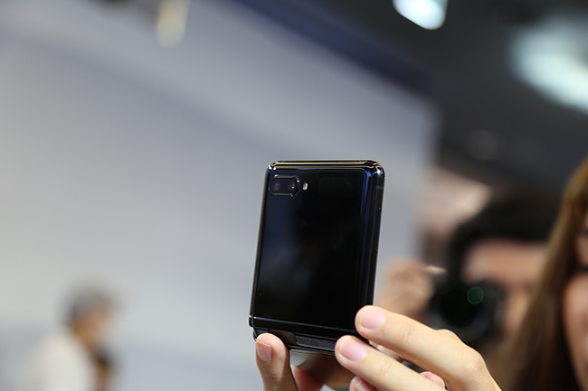 Với thiết kế màn hình gập bằng kính đầu tiên thực sự bẻ cong các giới hạn vật lý, Galaxy Z Flip sở hữu thiết kế táo bạo và sành điệu.