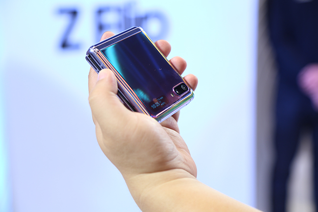 Bên cạnh màn hình 6,7 inch có thể gập lại và nằm gọn trong lòng bàn tay của người dùng như một phụ kiện thời trang, thì công nghệ bản lề ẩn (Hideaway Hinge) cùng giao diện người dùng được thiết kế riêng cho Galaxy Z Flip.