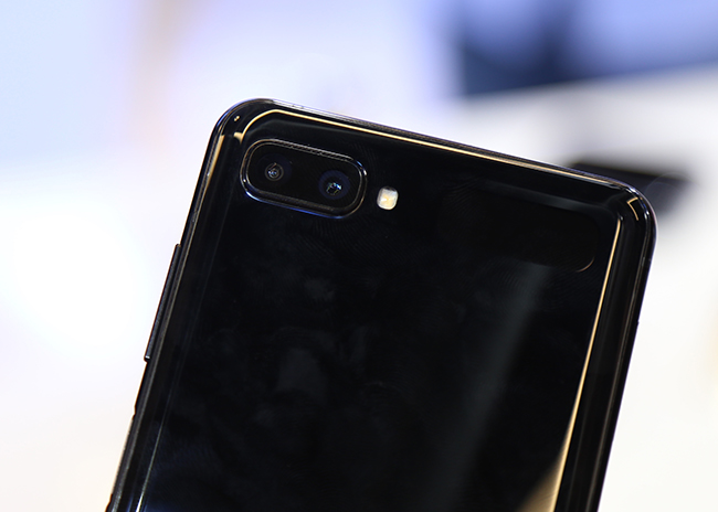 Galaxy Z Flip cũng cho phép trả lời cuộc gọi mà không cần mở máy, hoặc trả lời tin nhắn bằng cách nhấn vào thông báo rồi mở màn hình ra.