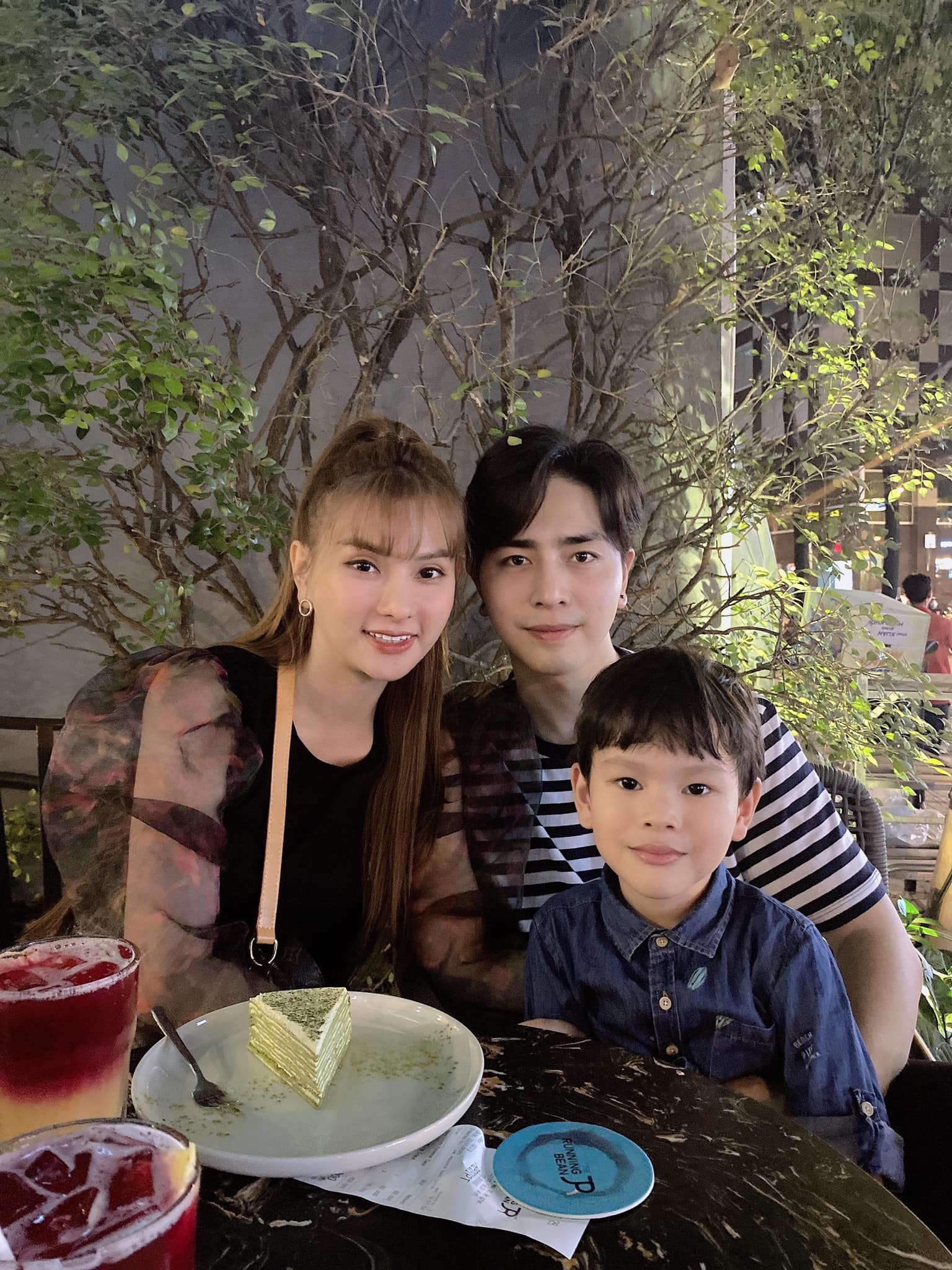 Vợ chồng Thu Thủy thường xuyên đăng tải khoảnh khắc hạnh phúc bên con trai lên mạng xã hội.
