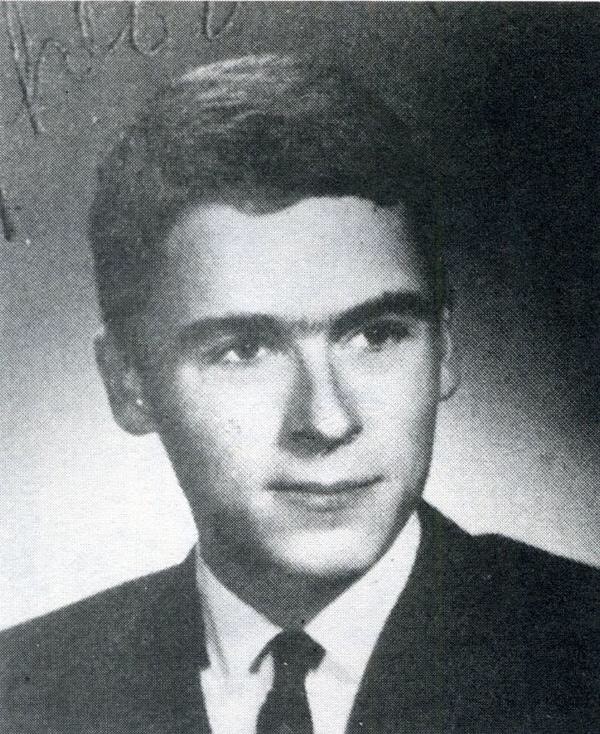 Ted Bundy được nhận xét là một cậu bé điển trai và luôn đạt được thứ hạng cao trong học tập