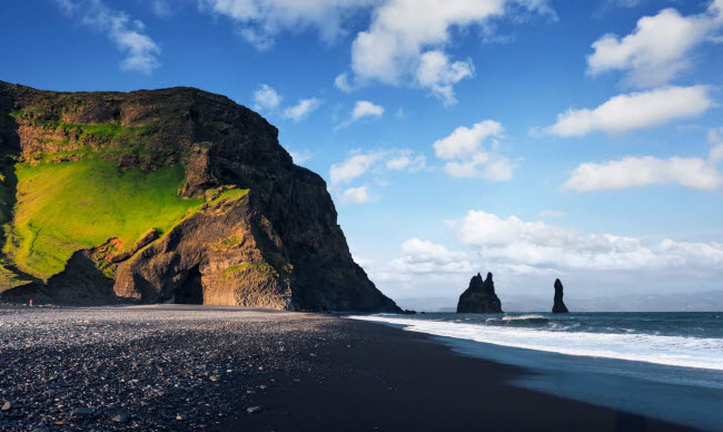 Bãi biển Vík í Mýrdal, Iceland: Bãi biển cát đen gần ngôi làng cực nam của Iceland là một trong những địa điểm ẩm ướt nhất ở quốc gia này. Các vách đá dọc bờ biển là nơi trú ngụ của các loài chim biển, bao gồm chim hải âu rụt cổ.
