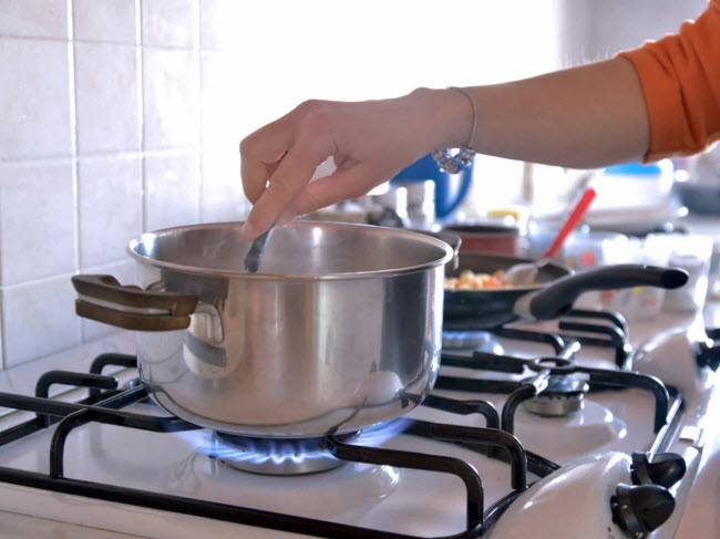 Gas: Ngoài nguy cơ cháy nổ, khí gas còn gây hại cho người sử dụng. Nếu phòng bếp không được thiết kế phù hợp, bếp gas có thể làm tăng lượng khí CO, nitơ và SO2 trong ngôi nhà của bạn. Những chất này có thể gây đau đầu, buồn nôn và mệt mỏi.
