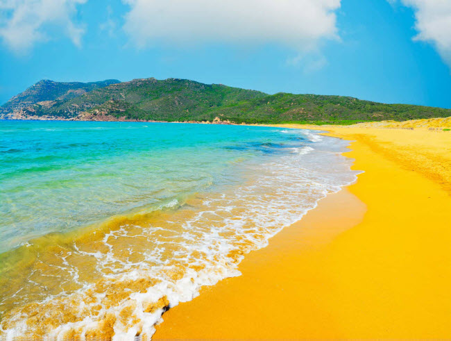 Bãi biển Porto Ferro, Italia: Bãi biển trên đảo Sardinia hấp dẫn du khách với cát mịn và có màu vàng tươi như nghệ. Màu đặc trưng này là do cát ở đây có chứa nhiều sắt.
