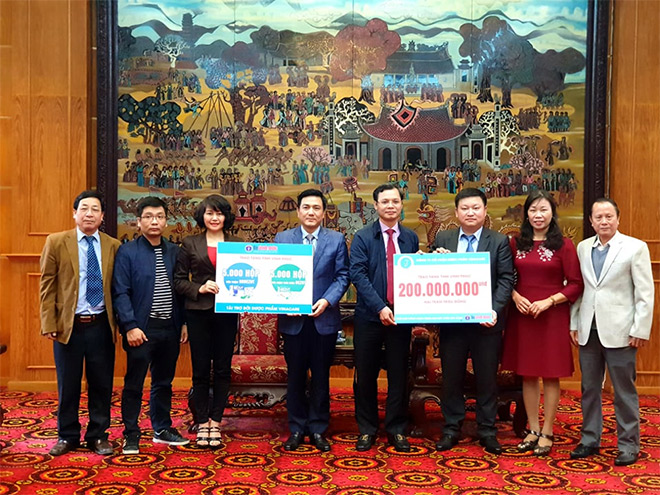 Đại diện Báo SK&amp;ĐS và đại diện nhãn hàng Bezut (Vinacare) trao tặng tiền và sản phẩm với tổng trị giá lên hơn 800 triệu đồng cho Sở Y tế, các Trung tâm y tế, Doanh nghiệp tỉnh.