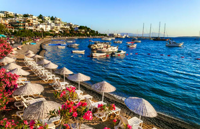 Turkish Riviera, Thổ Nhĩ Kỳ: Nằm dọc bờ biển Địa Trung Hải ở miền tây nam Thổ Nhĩ Kỳ, vùng Turkish Riviera nổi tiếng với nước biển trong xanh. Đây cũng là địa điểm lý tưởng để du khách chụp ảnh với khí hậu ấm áp, các thị trấn cổ và núi non hùng vĩ.
