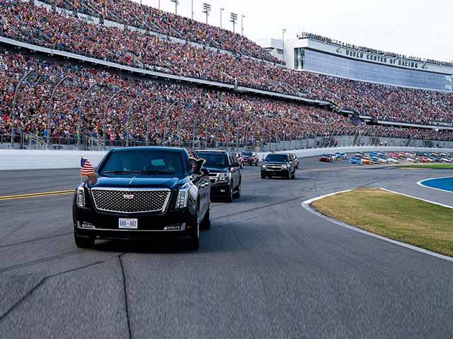Tin tức ô tô - Tổng thống Donald Trump lái “Quái thú” bọc thép tại đường đua Daytona
