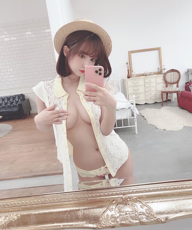 Trước đó, khi tham gia một chương trình, Mikimi từng tiết lộ về số cát-xê của mình khiến nhiều người trầm trồ. Mặc dù không đưa ra con số cụ thể, song cô đào 9X cho hay, chỉ đóng một bộ phim thôi cô đã đủ tiền mua một căn hộ nhỏ ở phường Setagaya tại Tokyo.
