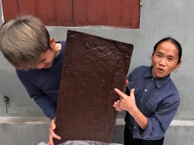 ”Trai trẻ” tặng socola khổng lồ cho bà Tân Vlog bất ngờ bị chỉ trích dữ dội