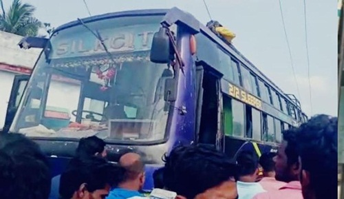 Thuê xe bus lớn đi đám cưới làng cho sang, dàn khách mời chết thảm vì điện cao thế - 1
