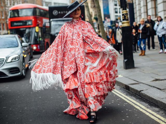 Váy hoa, đầm nhún tưng bừng, sống động trên đường phố London