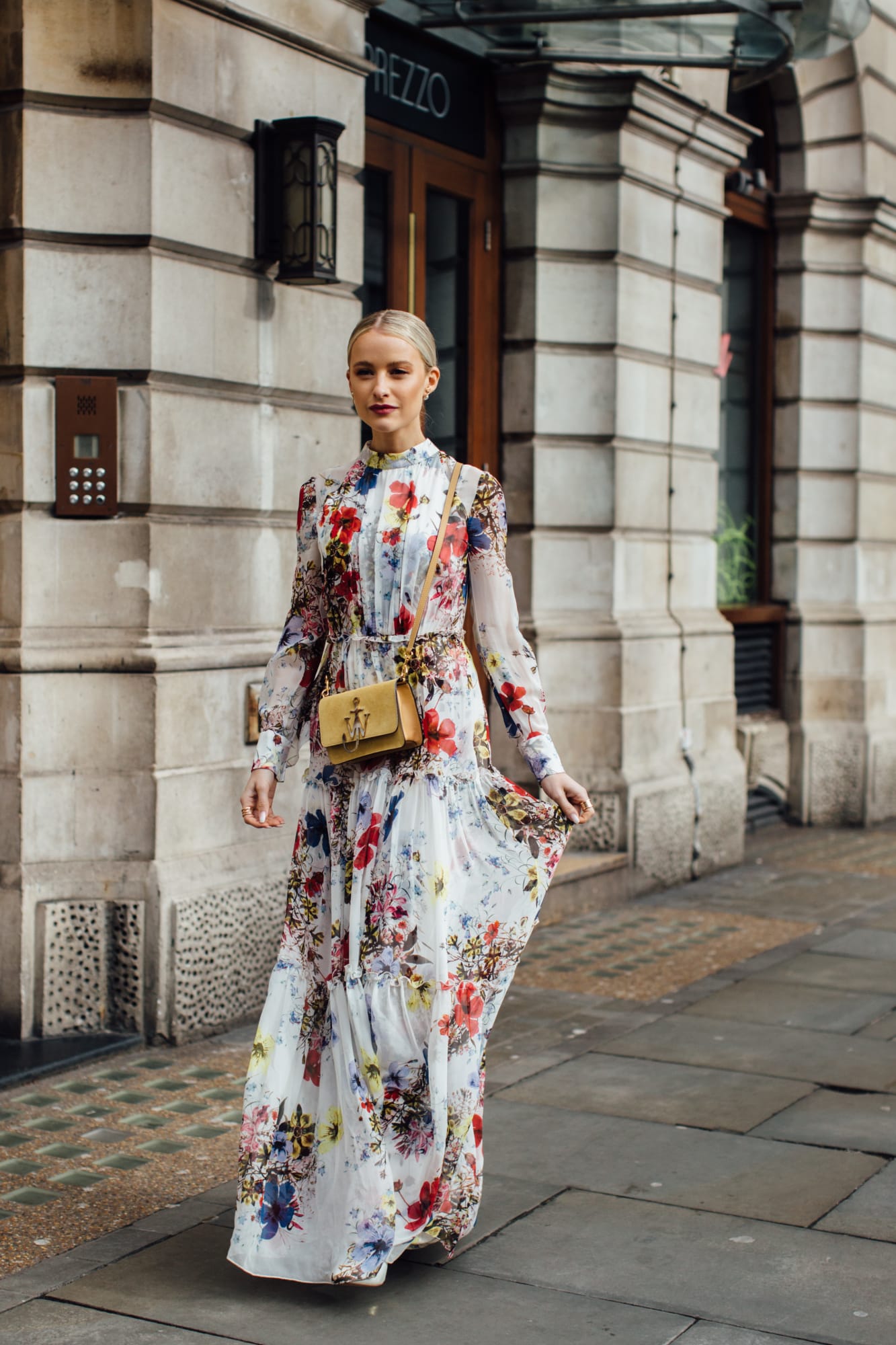 Váy hoa, đầm nhún tưng bừng, sống động trên đường phố London - 1