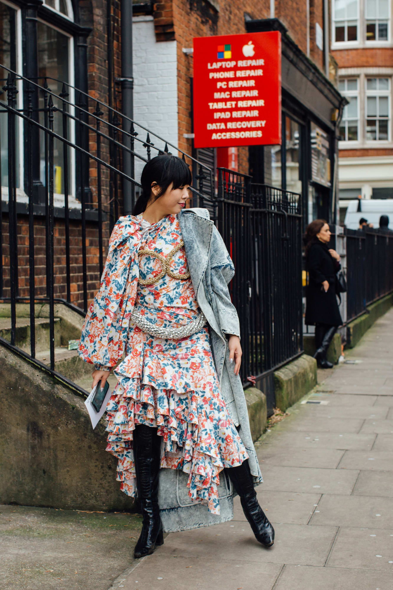 Váy hoa, đầm nhún tưng bừng, sống động trên đường phố London - 3