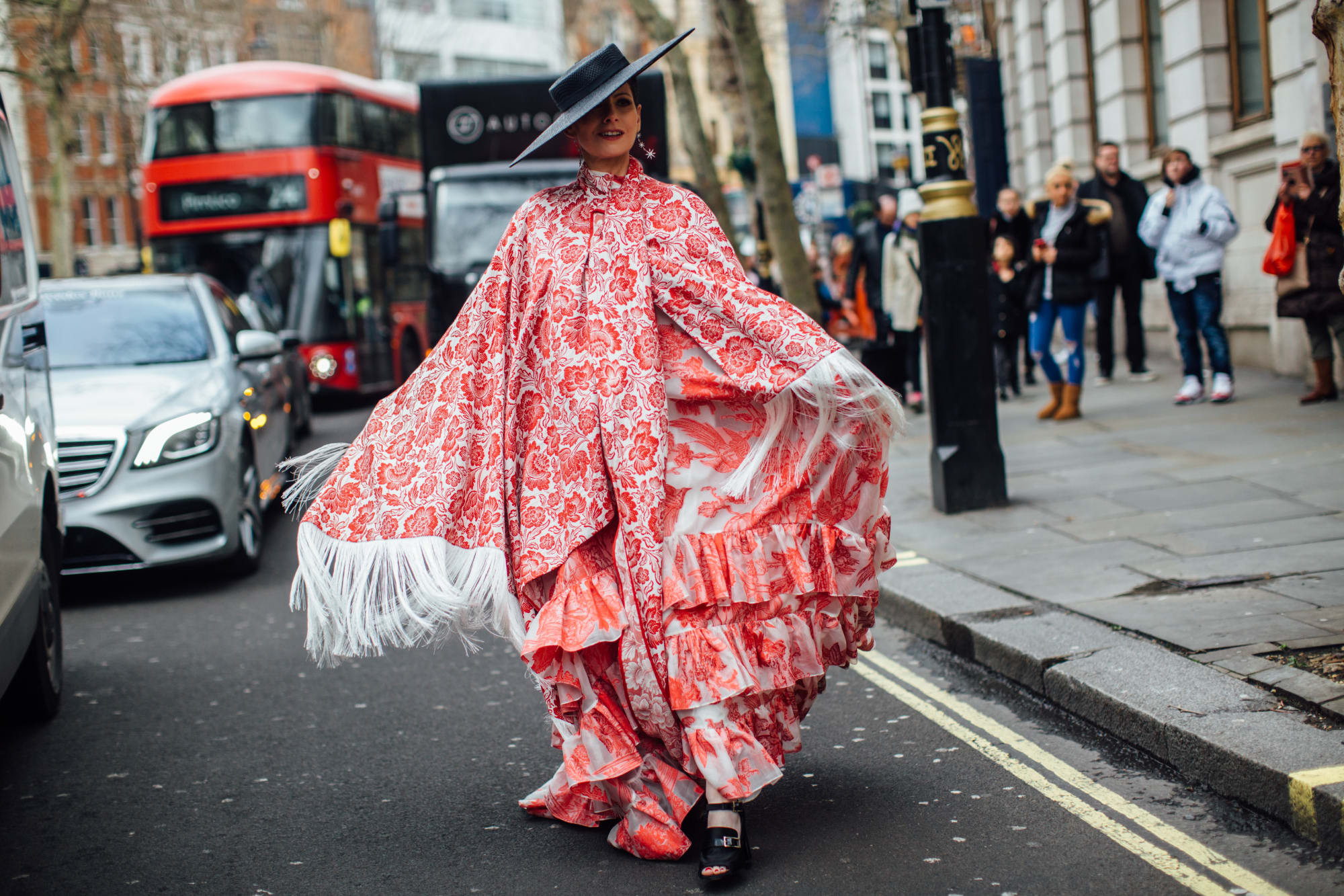 Váy hoa, đầm nhún tưng bừng, sống động trên đường phố London - 2