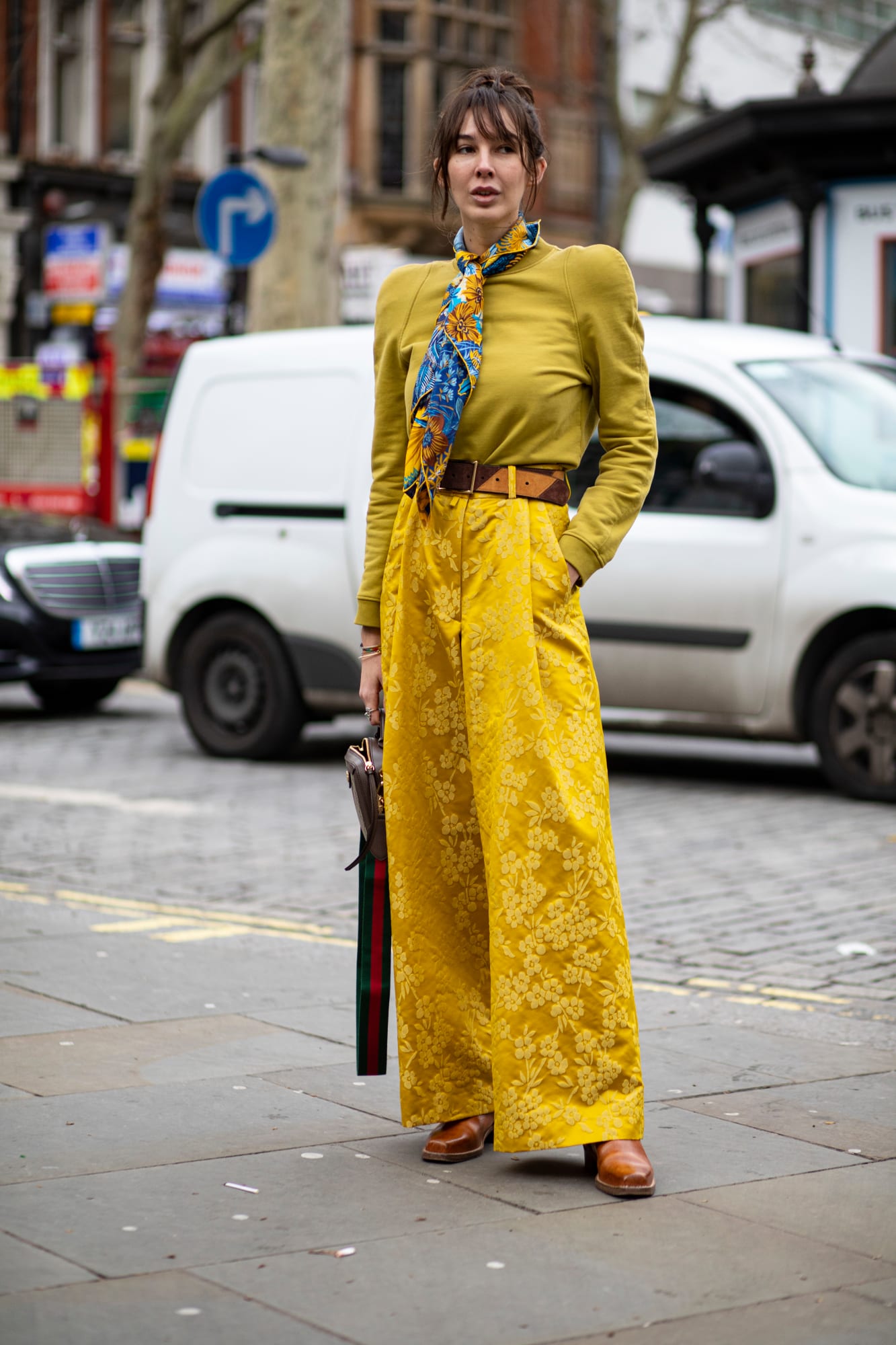 Váy hoa, đầm nhún tưng bừng, sống động trên đường phố London - 15