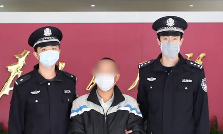Zhang – tội phạm trốn truy nã 20 năm ra đầu thú với cảnh sát (ảnh: Shanghaiist)