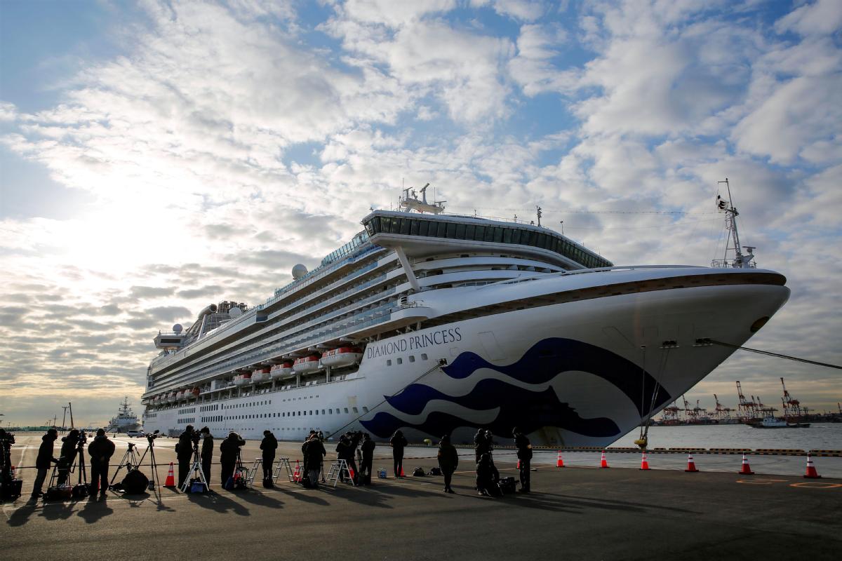 Du thuyền Diamond Princess với 3.700 người bị cách ly&nbsp;tại bến cảng của thành phố Yokohama, Nhật Bản hồi đầu tháng 2. Ảnh: Reuters