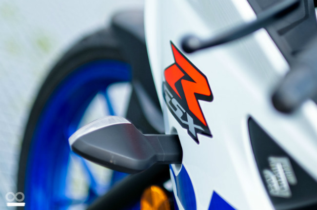 Đồ họa đẹp mắt, thiết kế xi-nhan lồi trên 2020 Suzuki GSX-R 150. Nhìn diện mạo GSX-R 150 mới vẫn sắc nét hơn thế hệ trước. Từng đường nét xe tạo nên sự tự hào cho người sỡ hữu. Hơn nữa một cỗ máy chỉ nặng 140 kg nhưng có công suất đầu ra tối đa 19,2 mã lực chắc chắn làm cho các tay lái thấy phấn khích.