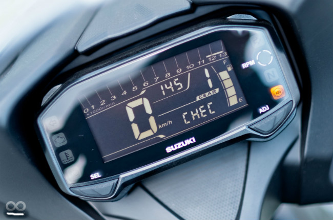 Trước khi cầm cương 2020 Suzuki GSX-R 150, bạn cần lưu ý hai thay đổi. Thay đổi đầu tiên chính là lái xe cần vận hành cụm chìa khóa thông minh. Điểm khác nữa chính là cụm đồng hồ kỹ thuật số LCD hoàn toàn sẽ sử dụng dạng tinh thể lỏng màu sáng như màn hình máy tính nhưng có độ tương phản lớn với nền màu xanh da trời. Điều đó sẽ khiến các ký hiệu nhìn thấy có thể hoàn toàn khác biệt so với trước.