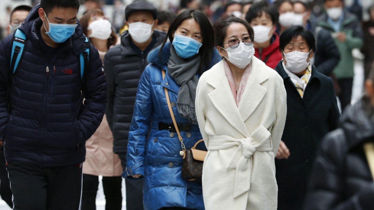 Người dân Nhật Bản ra đường khi số người nhiễm virus Corona tại nước này đang ngày càng tăng (ảnh: Reddit)