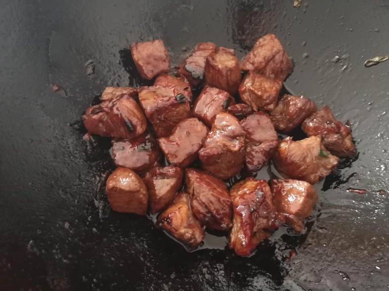  Làm nóng chảo dầu, cho thịt bò vào xào trong 60 – 90 giây để có được màu hồng chín tái.