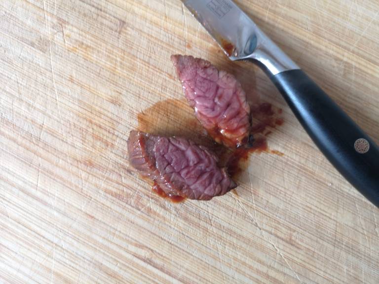 Hạ lửa nhỏ, thêm tương ớt vào trộn đều với thịt bò, rồi múc ra để riêng.