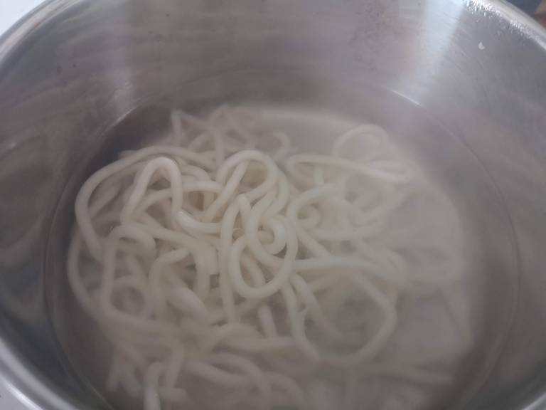  Đun sôi nước, cho udon vào nấu trước trong 2 phút rồi thêm ramen vào, đảo đều, đợi nước sôi lại trong 1 phút thì vớt mỳ ra.