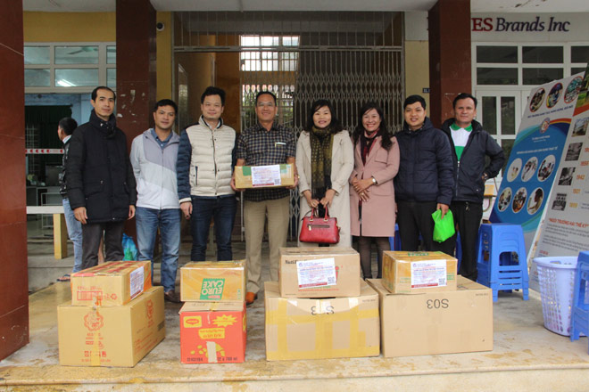 Công ty Dầu tràm Cung Đình tặng quà tại Trường Cao đẳng Công nghiệp Huế
