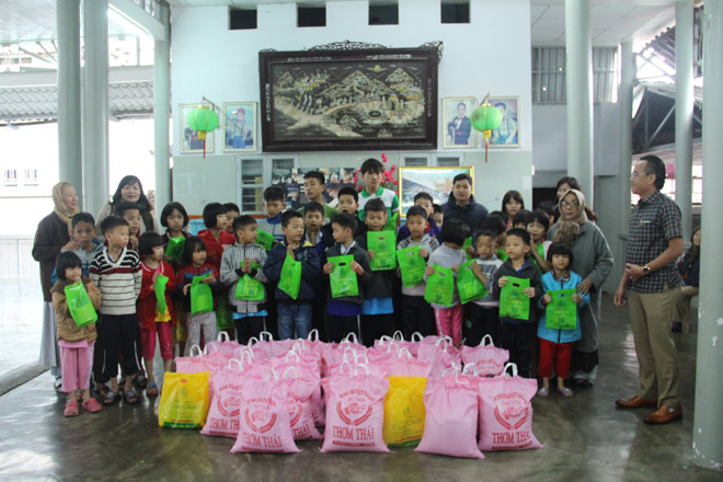 Công ty Dầu tràm Cung Đình phát quà từ thiện tại chùa Đức Sơn (Huế)