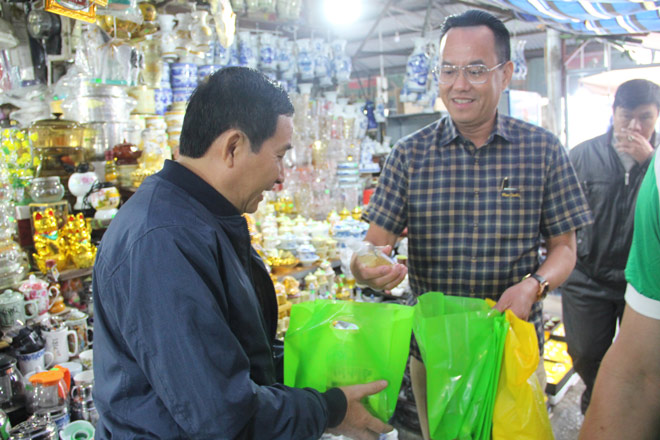 Ông Ngô Văn Cường, chủ tịch HĐQT công ty Dầu tràm Cung Đình tặng dầu tràm cho tiểu thương Chợ Đông Ba (Huế)